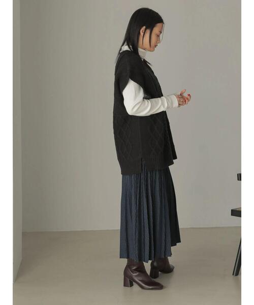 AMERICAN HOLIC（アメリカンホリック）の「Vネックパッチワークケーブルニットベスト（ベスト・レディース・ブラック/オフホワイト・M/L）」の21枚目の写真