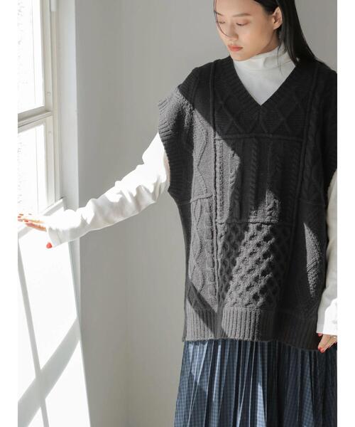 AMERICAN HOLIC（アメリカンホリック）の「Vネックパッチワークケーブルニットベスト（ベスト・レディース・ブラック/オフホワイト・M/L）」の22枚目の写真