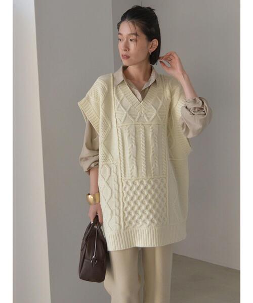 AMERICAN HOLIC（アメリカンホリック）の「Vネックパッチワークケーブルニットベスト（ベスト・レディース・ブラック/オフホワイト・M/L）」の2枚目の写真