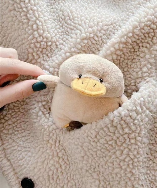 macaroni edge（マカロニエッジ）の「〈macaroni edge/マカロニエッジ〉AirPods Case/カモノハシのぬいぐるみ エアポッズケース (AirPods/AirPodsPro)（ヘッドフォン/イヤホン・レディース・ベージュ・B/A/2）」の9枚目の写真