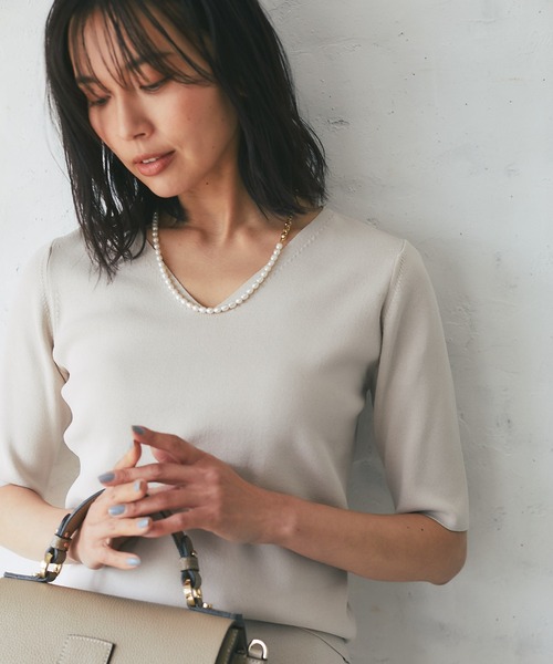 RIVE DROITE(リヴドロワ)の「クールタッチUVVネックニット(ニット/セーター・レディース・オフホワイト/チャコールグレー/ベージュ/バイオレット・FREE)」の3枚目の写真