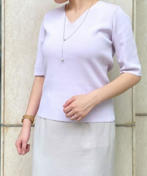 RIVE DROITE(リヴドロワ)の「クールタッチUVVネックニット(ニット/セーター・レディース・オフホワイト/チャコールグレー/ベージュ/バイオレット・FREE)」の4枚目の写真