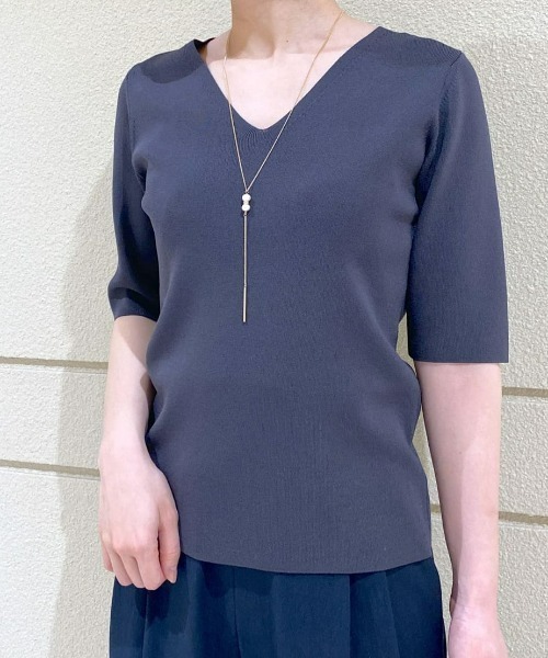 RIVE DROITE(リヴドロワ)の「クールタッチUVVネックニット(ニット/セーター・レディース・オフホワイト/チャコールグレー/ベージュ/バイオレット・FREE)」の1枚目の写真