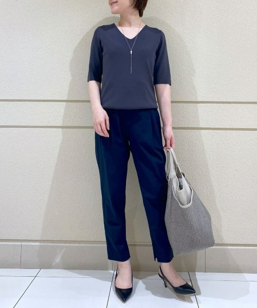 RIVE DROITE(リヴドロワ)の「クールタッチUVVネックニット(ニット/セーター・レディース・オフホワイト/チャコールグレー/ベージュ/バイオレット・FREE)」の9枚目の写真