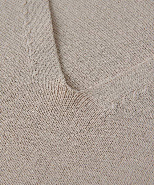 RIVE DROITE(リヴドロワ)の「クールタッチUVVネックニット(ニット/セーター・レディース・オフホワイト/チャコールグレー/ベージュ/バイオレット・FREE)」の19枚目の写真