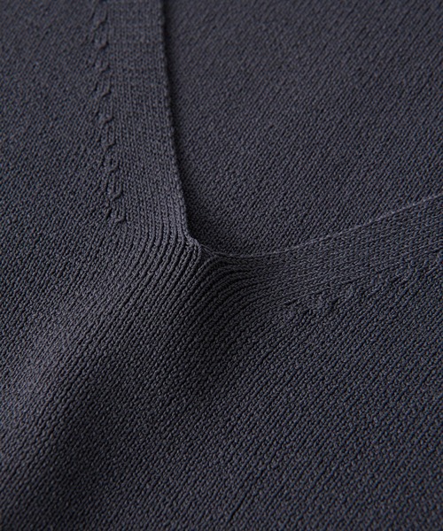 RIVE DROITE(リヴドロワ)の「クールタッチUVVネックニット(ニット/セーター・レディース・オフホワイト/チャコールグレー/ベージュ/バイオレット・FREE)」の17枚目の写真