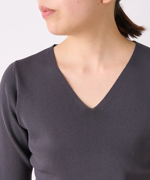 RIVE DROITE(リヴドロワ)の「クールタッチUVVネックニット(ニット/セーター・レディース・オフホワイト/チャコールグレー/ベージュ/バイオレット・FREE)」の15枚目の写真