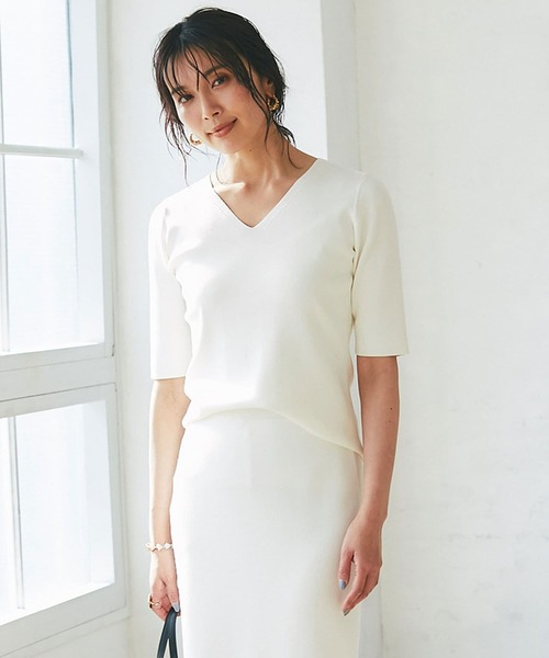 RIVE DROITE(リヴドロワ)の「クールタッチUVVネックニット(ニット/セーター・レディース・オフホワイト/チャコールグレー/ベージュ/バイオレット・FREE)」の5枚目の写真