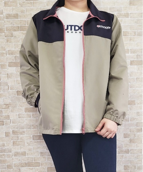 OUTDOOR PRODUCTS（アウトドアプロダクツ）の「UVピーチタフタ ZIP配色ジャケット（ナイロンジャケット・レディース・イエロー/グレイッシュベージュ/カーキ・L/M/LL）」の16枚目の写真