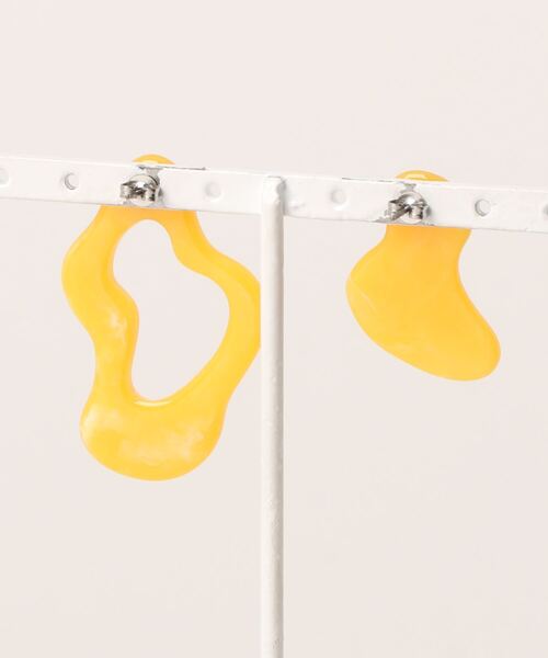 AZUL by moussy（アズールバイマウジー）の「ASYMMETRY ACRYL PIERCINGS/アシンメトリーアクリルピアス（ピアス（両耳用）・レディース・ブラウン/ターコイズブルー/イエロー・FREE）」の4枚目の写真