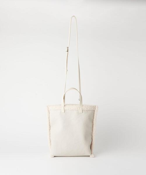 BEAUTY&YOUTH UNITED ARROWS（ビューティーアンドユースユナイテッドアローズ）の「フェイクレザー×ボア リバーシブルトートバッグ -4WAY-（ショルダーバッグ・レディース・オフホワイト/ブラック/ブラウン・FREE）」の6枚目の写真