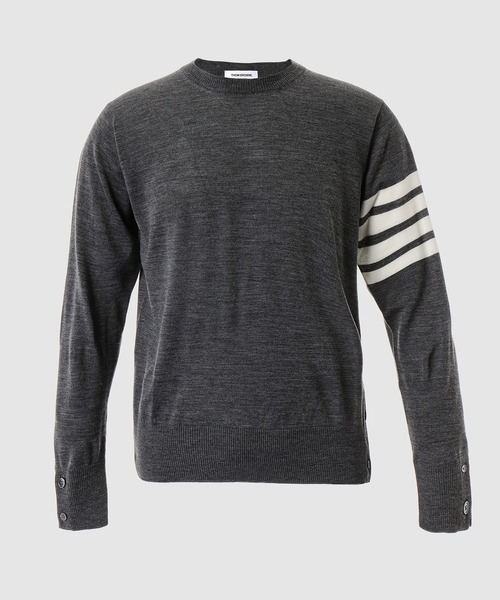 THOM BROWNE（トムブラウン）の「CLASSIC CREWNECK PULLOVER W/ 4 BAR SLEEVE IN SUSTAINABLE FINE MERINO WOOL（ニット/セーター・メンズ・グレー/ネイビー・1/2）」の2枚目の写真