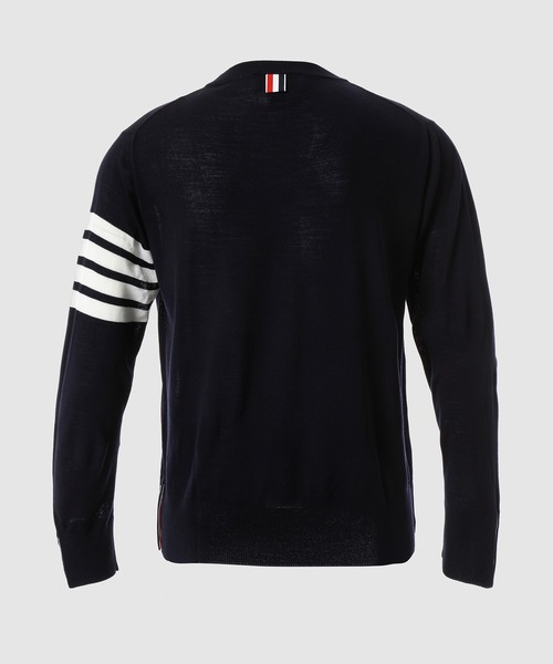 THOM BROWNE（トムブラウン）の「CLASSIC CREWNECK PULLOVER W/ 4 BAR SLEEVE IN SUSTAINABLE FINE MERINO WOOL（ニット/セーター・メンズ・グレー/ネイビー・1/2）」の4枚目の写真