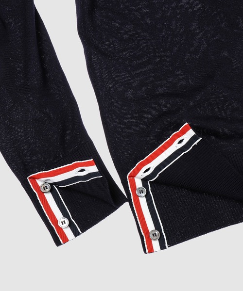 THOM BROWNE（トムブラウン）の「CLASSIC CREWNECK PULLOVER W/ 4 BAR SLEEVE IN SUSTAINABLE FINE MERINO WOOL（ニット/セーター・メンズ・グレー/ネイビー・1/2）」の3枚目の写真