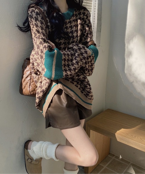 meJane(ミージェーン)の「ハウンズ・トゥース柄バイカラーラインニットプルオーバー(ニット/セーター・レディース・ブラック/ブラウン・FREE)」の2枚目の写真
