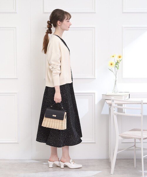 couture brooch（クチュールブローチ）の「◆【羽織るだけで着映え感UP！】フェイクパールトリミングカーディガン（カーディガン/ボレロ・レディース・ベビーピンク/ブラック/アイボリー・42/38）」の4枚目の写真