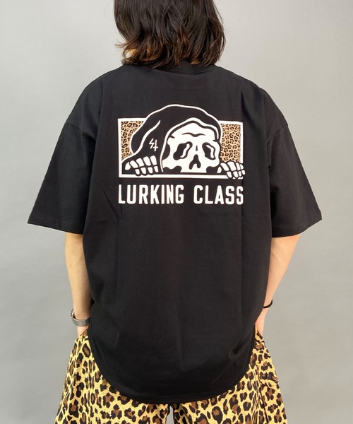 LURKING CLASS（ラーキングクラス）の「【ムラサキスポーツ別注】LURKING CLASS/ラーキングクラス ワイドシルエット バックプリントTシャツ/半袖Tシャツ ST23STM03（Tシャツ/カットソー・メンズ・ブラック/ホワイト/ホワイト系その他・L/M/XL）」の16枚目の写真