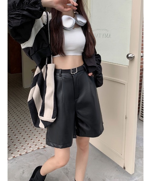urge:(アージコロン )の「【URGE:】合成皮革 ハイウエスト ハーフパンツ(その他パンツ・レディース・ベージュ/ブラック・SMALL/X-LARGE/LARGE/MEDIUM)」の2枚目の写真