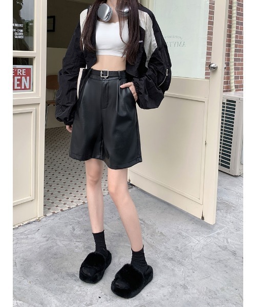 urge:(アージコロン )の「【URGE:】合成皮革 ハイウエスト ハーフパンツ(その他パンツ・レディース・ベージュ/ブラック・SMALL/X-LARGE/LARGE/MEDIUM)」の4枚目の写真