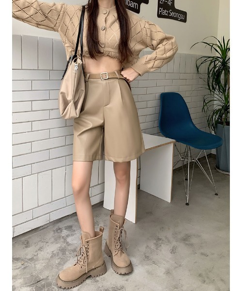 urge:(アージコロン )の「【URGE:】合成皮革 ハイウエスト ハーフパンツ(その他パンツ・レディース・ベージュ/ブラック・SMALL/X-LARGE/LARGE/MEDIUM)」の7枚目の写真