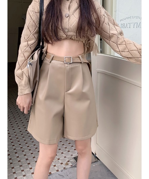 urge:(アージコロン )の「【URGE:】合成皮革 ハイウエスト ハーフパンツ(その他パンツ・レディース・ベージュ/ブラック・SMALL/X-LARGE/LARGE/MEDIUM)」の8枚目の写真