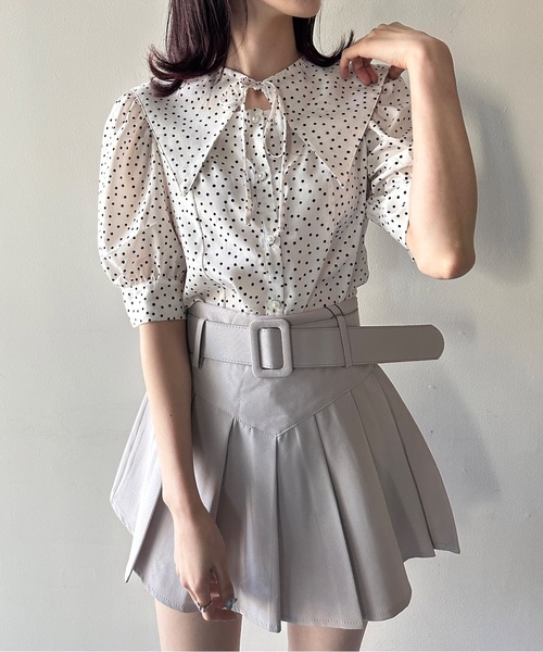 美品♡OHGA♡ビッグカラーブラウス、ホワイト JUNOAH（ジュノア）の「2wayビッグカラーブラウス（シャツ/ブラウス