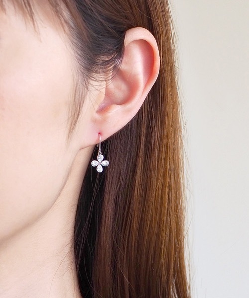 itam（アイタム）の「【itam】アイタム/ フラワーストーンコーティングピアス/金属アレルギー対応ピアス（ピアス（両耳用）・レディース・ゴールド/シルバー・FREE）」の2枚目の写真