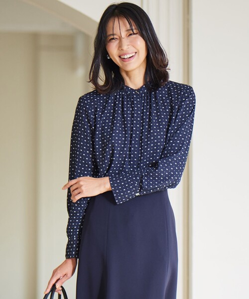 23区(ニジュウサンク)の「スクエアドット プリント ブラウス(シャツ/ブラウス・レディース・ネイビー系5/アイボリー系5・50/46/48/44)」の2枚目の写真