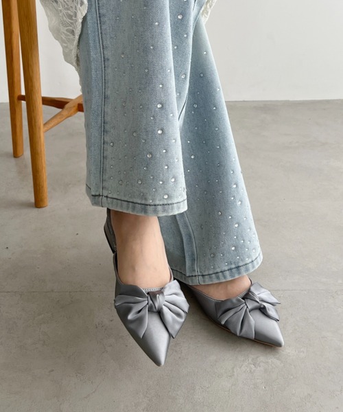 Loueme(ルエム)の「ポインテッドトゥビッグリボンミュールパンプス(パンプス・レディース・ブラック/シルバー・24.5cm/23.5cm)」の7枚目の写真