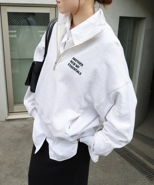 ANME（アンメ）の「ハーフジップエンブロイダリーロゴ裏毛スウェットトップス（スウェット・レディース・ネイビー/オートミール/ブラック/アイボリー/チャコールグレー・M/L）」の4枚目の写真