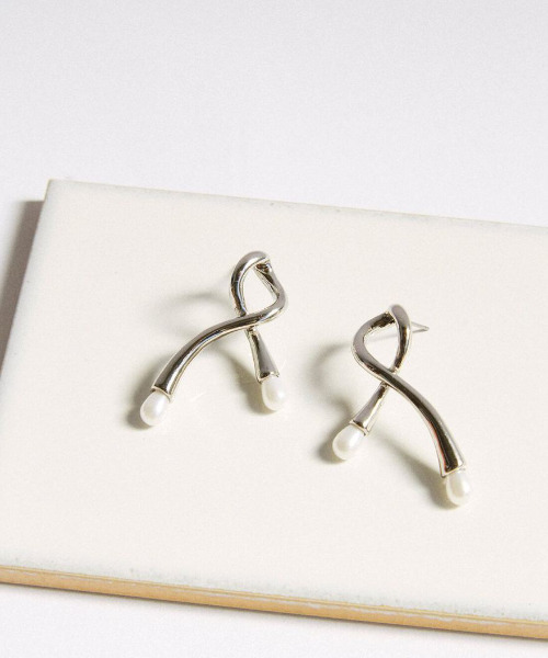 ROOM(-)の「love sign pearl pierce(ピアス(両耳用)・レディース・シルバー・FREE)」の2枚目の写真