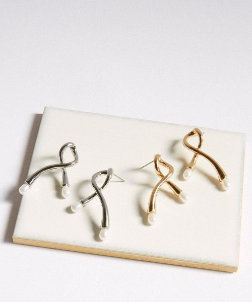 ROOM(-)の「love sign pearl pierce(ピアス(両耳用)・レディース・シルバー・FREE)」の3枚目の写真