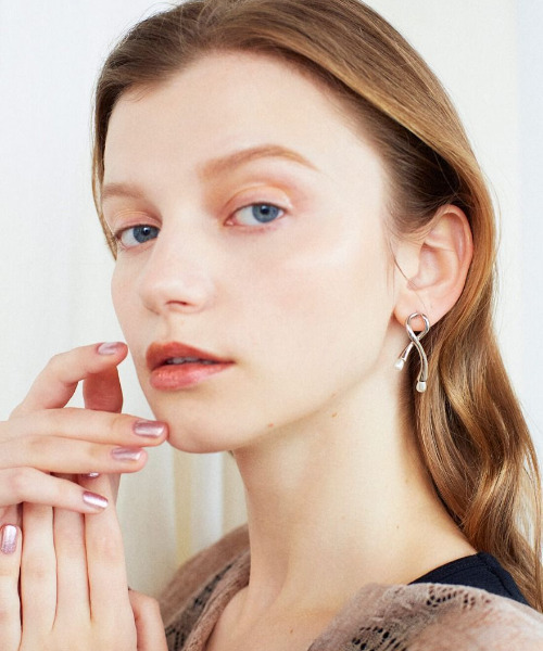 ROOM(-)の「love sign pearl pierce(ピアス(両耳用)・レディース・シルバー・FREE)」の4枚目の写真
