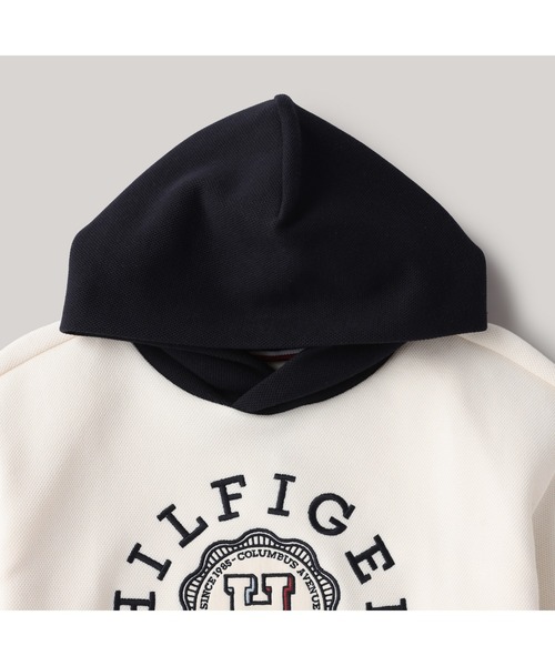 TOMMY HILFIGER(トミーヒルフィガー)の「BOYS モノタイプアーチHシールパーカー(パーカー・キッズ・アイボリー・130cm/140cm/150cm/160cm)」の3枚目の写真