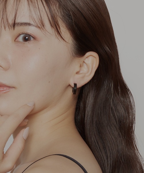 AKEL(アケル)の「【AKEL】アケル/ リングフープピアス(2個セット)/金属アレルギー対応(サージカルステンレス)(ピアス(両耳用)・メンズ・ブラック/ゴールド・FREE)」の2枚目の写真