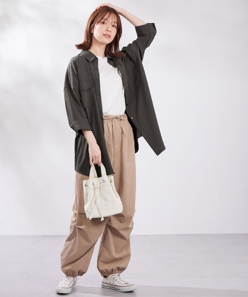 Viola e Viola(ヴィオラエヴィオラ)の「ゆるシルエットビッグシャツ(シャツ/ブラウス・レディース・ホワイト/ダークグレー・MEDIUM/LARGE/X-LARGE/XX-LARGE)」の10枚目の写真