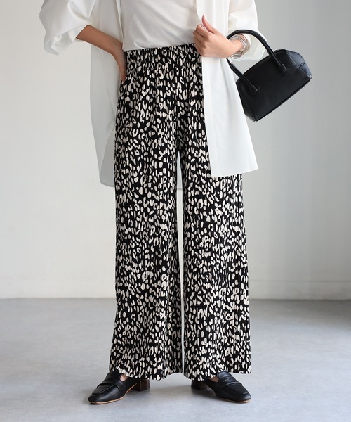 Riberry（リベリー）の「ウエストゴムプリーツセミワイドパンツ（その他パンツ・レディース・ブラック×ホワイト/ブラック/カーキ/ホワイト×ブラック/グレイッシュベージュ/グリーン/ブラウン/モカ/チャコールグレー/アイボリー・MEDIUM）」の4枚目の写真