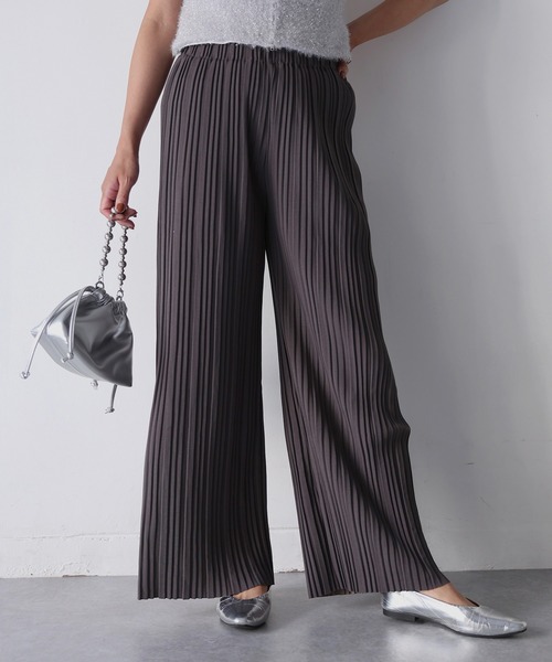 Riberry（リベリー）の「ウエストゴムプリーツセミワイドパンツ（その他パンツ・レディース・ブラック×ホワイト/ブラック/カーキ/ホワイト×ブラック/グレイッシュベージュ/グリーン/ブラウン/モカ/チャコールグレー/アイボリー・MEDIUM）」の5枚目の写真