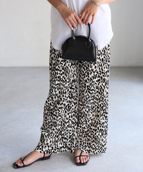 Riberry（リベリー）の「ウエストゴムプリーツセミワイドパンツ（その他パンツ・レディース・ブラック×ホワイト/ブラック/カーキ/ホワイト×ブラック/グレイッシュベージュ/グリーン/ブラウン/モカ/チャコールグレー/アイボリー・MEDIUM）」の12枚目の写真