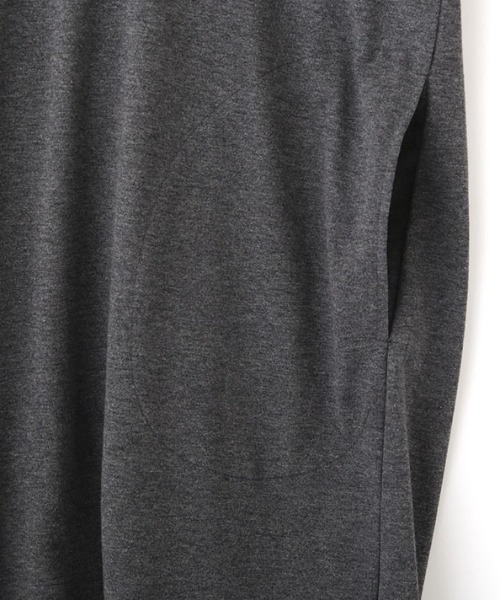 ETRE TOKYO（エトレトウキョウ）の「Vネックリラクシー