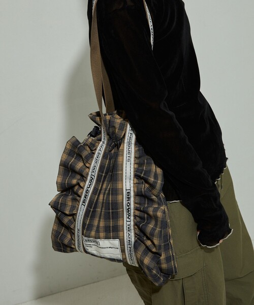FREAK'S STORE（フリークスストア）の「BROWN THEATRE PRODUCTS × FREAK'S STORE/ブラウン 別注 チェック柄 フリルシューズバッグ（トートバッグ・レディース・ブラック/ワインレッド/ネイビー・ONE SIZE）」の7枚目の写真