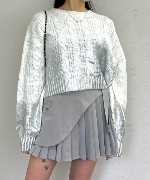Per sist ence(パーシエンス)の「シルバー箔プリントクロップド丈ケーブルプルオーバー(ニット/セーター・レディース・アイボリー/ブラック/グレー/ブルー・FREE)」の1枚目の写真