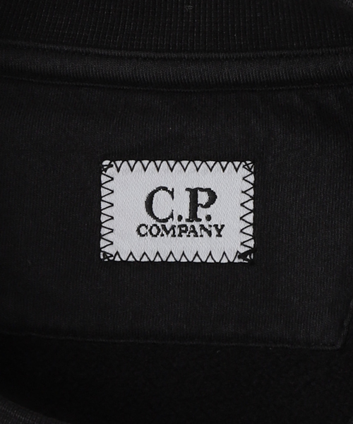 C.P. COMPANY(シーピーカンパニー)の「【C.P. Company / シーピーカンパニー】CREW NECK BRSD EMRZD DGNL FLEECE(スウェット・メンズ・ブラック・SMALL/MEDIUM)」の11枚目の写真