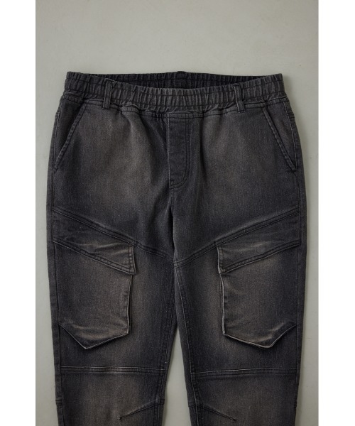 AZUL by moussy（アズールバイマウジー）の「AZUL DENIM ファティーグジョグ（デニムパンツ・メンズ・ブラック/ブルー・MEDIUM/LARGE）」の4枚目の写真