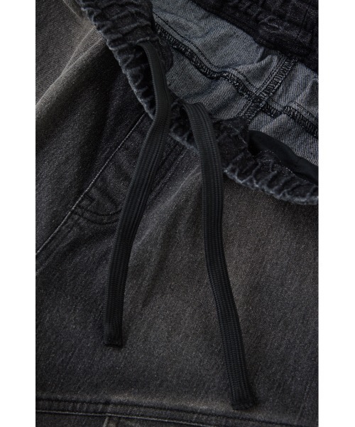 AZUL by moussy（アズールバイマウジー）の「AZUL DENIM ファティーグジョグ（デニムパンツ・メンズ・ブラック/ブルー・MEDIUM/LARGE）」の8枚目の写真