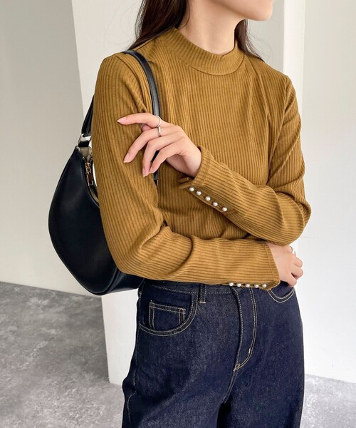 fredy emue（フレディエミュ）の「袖口パールリブモックネックプルオーバー（その他トップス・レディース・ブラック/オフホワイト/キャメル/ライトグレー・38）」の4枚目の写真