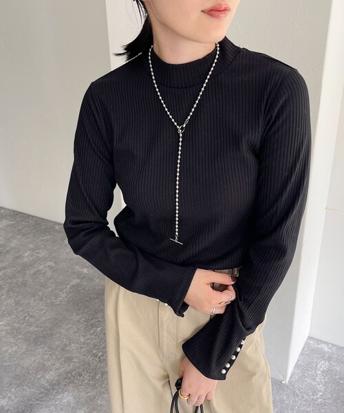 fredy emue（フレディエミュ）の「袖口パールリブモックネックプルオーバー（その他トップス・レディース・ブラック/オフホワイト/キャメル/ライトグレー・38）」の3枚目の写真