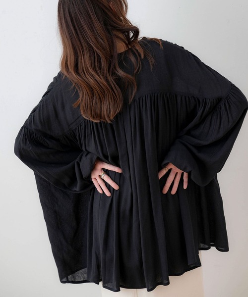 NOAHL（ノアル）の「【NOAHL】くるみボタン楊柳ボリュームブラウス（シャツ/ブラウス・レディース・アイボリー/ブラック・FREE）」の2枚目の写真