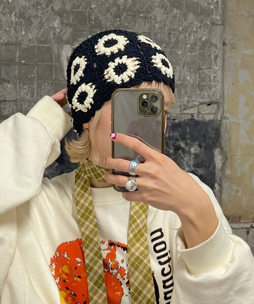 CIAOPANIC(チャオパニック)の「クロシェフラワービーニー帽(キャップ・レディース・オフホワイト/グレー/ブラック・ONE SIZE)」の7枚目の写真