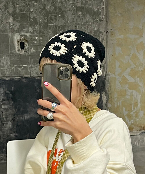 CIAOPANIC(チャオパニック)の「クロシェフラワービーニー帽(キャップ・レディース・オフホワイト/グレー/ブラック・ONE SIZE)」の8枚目の写真